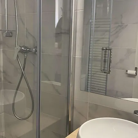 Apartment T1 Mezzanine Climatise Avec Parking Et Wifi A - Fr-1-553-215 Balaruc-les-Bains